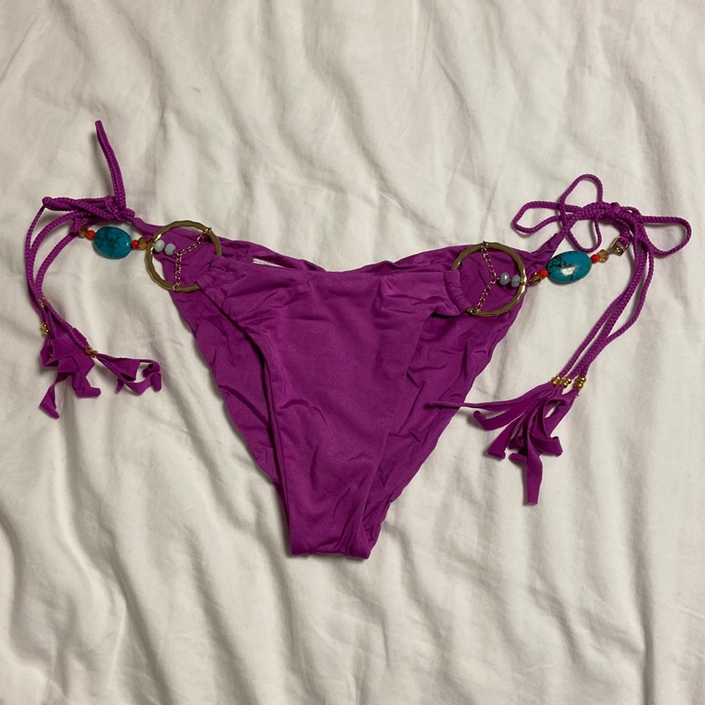Beach Bunny • Scrunch Butt Embellished Bottom